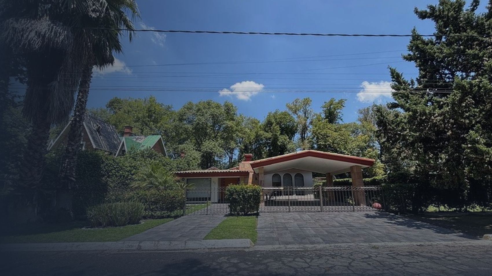 Residencia con alberca techada